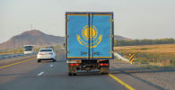 Флаг Казахстана нарисованный на грузовике