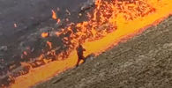 Быстрый поток лавы после извержения вулкана - видео