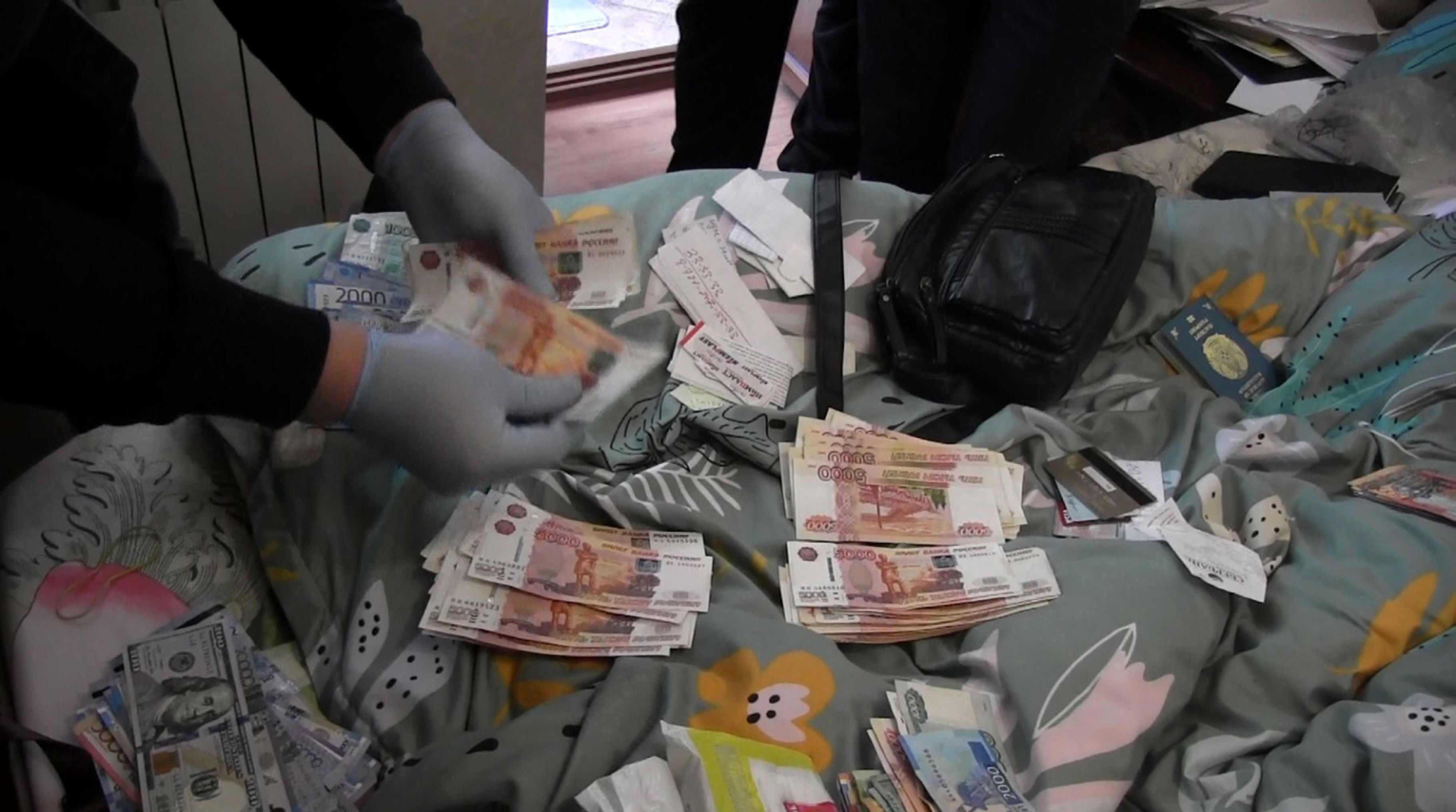 В частной квартире в Петропавловске изъяли деньги и доказательства организации подделки документов для проезда в Россию
