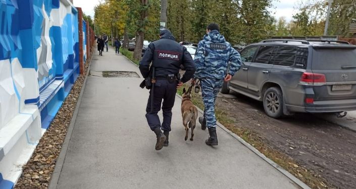 Сотрудники полиции со служебной собакой на улице Перми