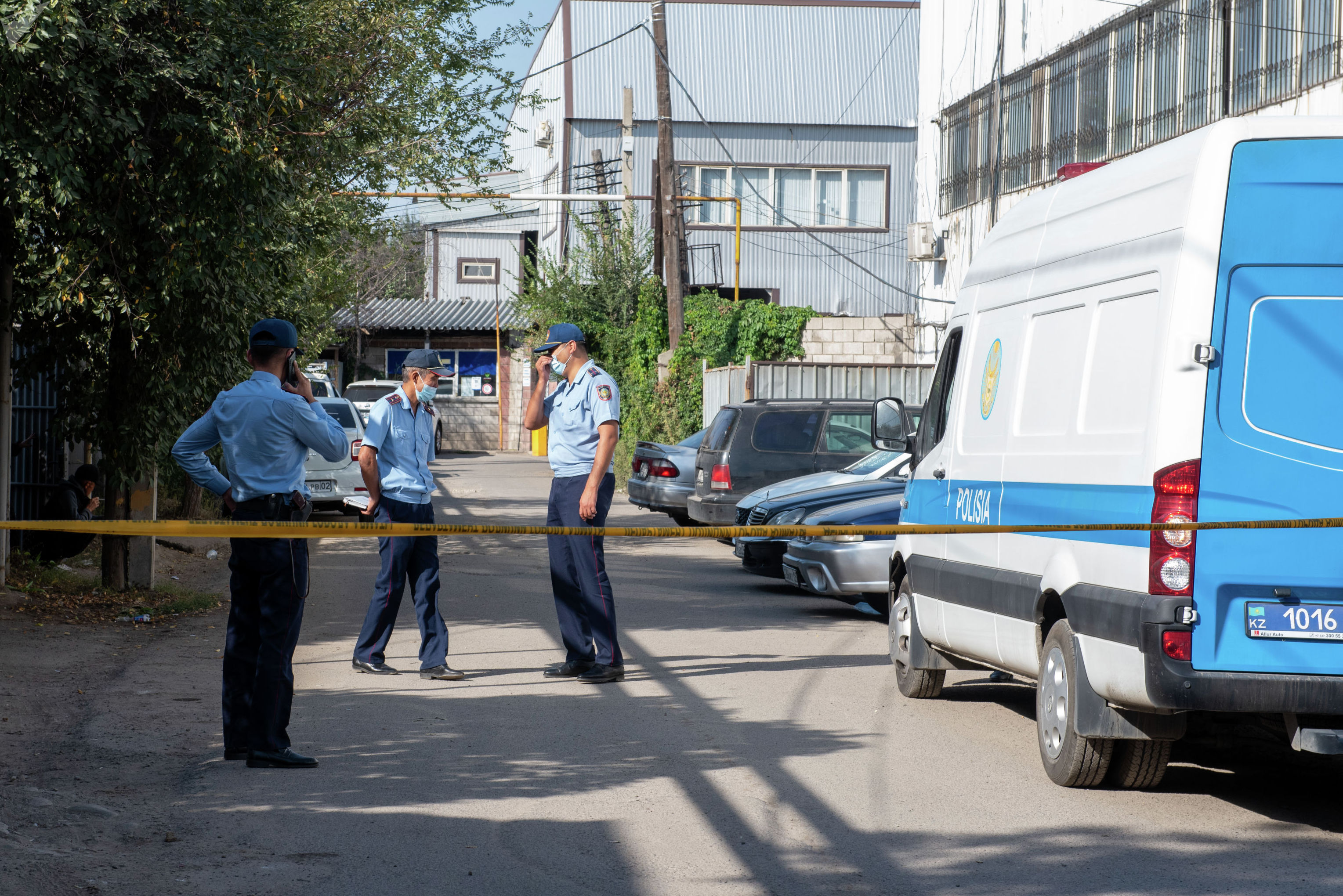 Алматинец расстрелял пять человек, в том числе двух полицейских и судисполнителя. Фото с места событий
