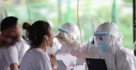Врач берет пробу для ПЦР-теста на коронавирус 