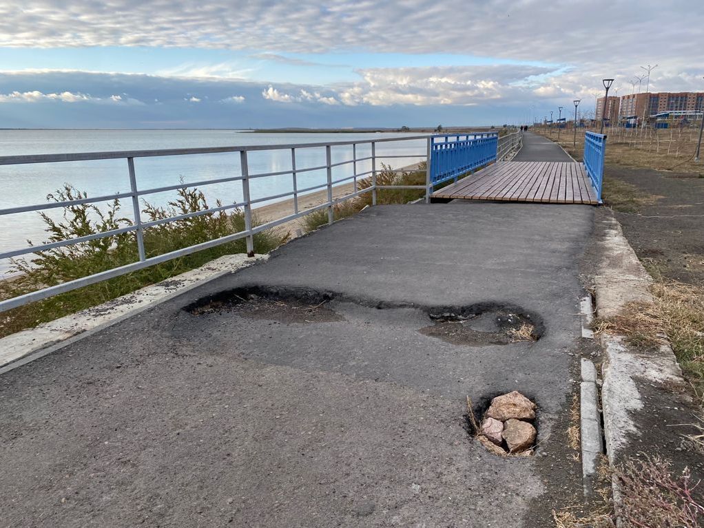 Живописные ямы в свежем асфальте на набережной в Кокшетау