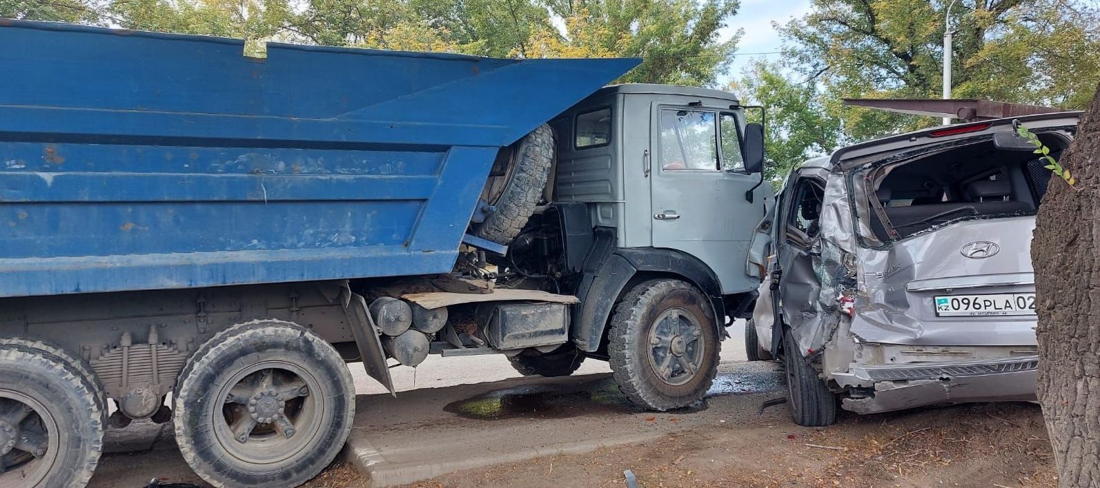 КамАЗ протаранил две автомашины на улице Онгарсыновой