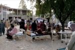 Люди собираются возле больницы после землетрясения в Харнае, Белуджистан, Пакистан