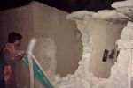 Местный житель осматривает свой разрушенный дом после сильного землетрясения в Харнае