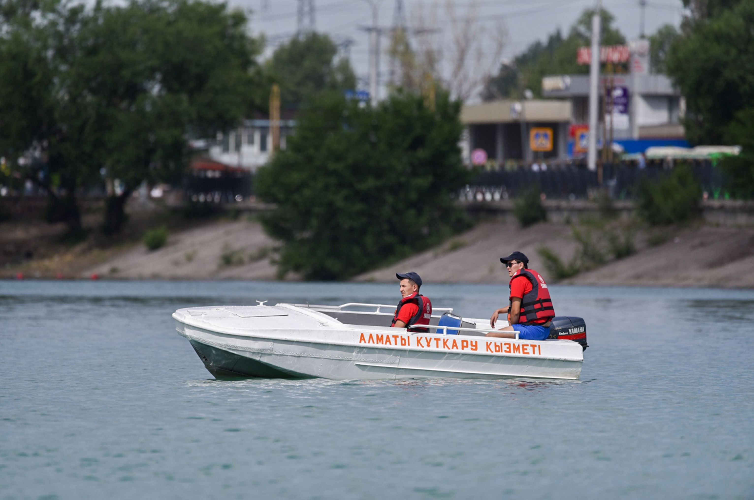 Алматинские спасатели постоянно следят за ситуацией на пляжах озера Сайран