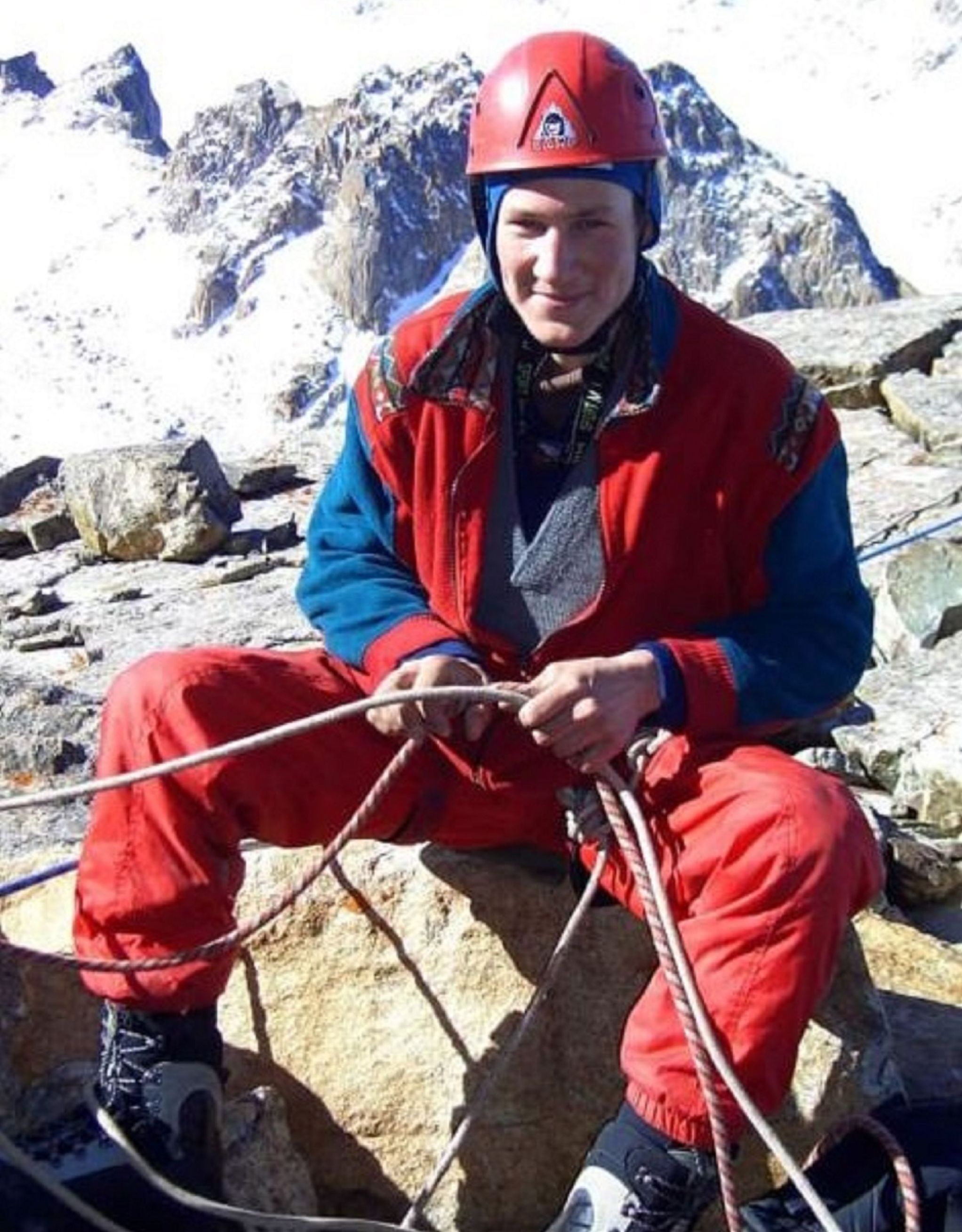 Спасатель аварийно-спасательного отряда Службы спасения города Алматы Игорь Клунный на тренировке по альпинистской подготовке