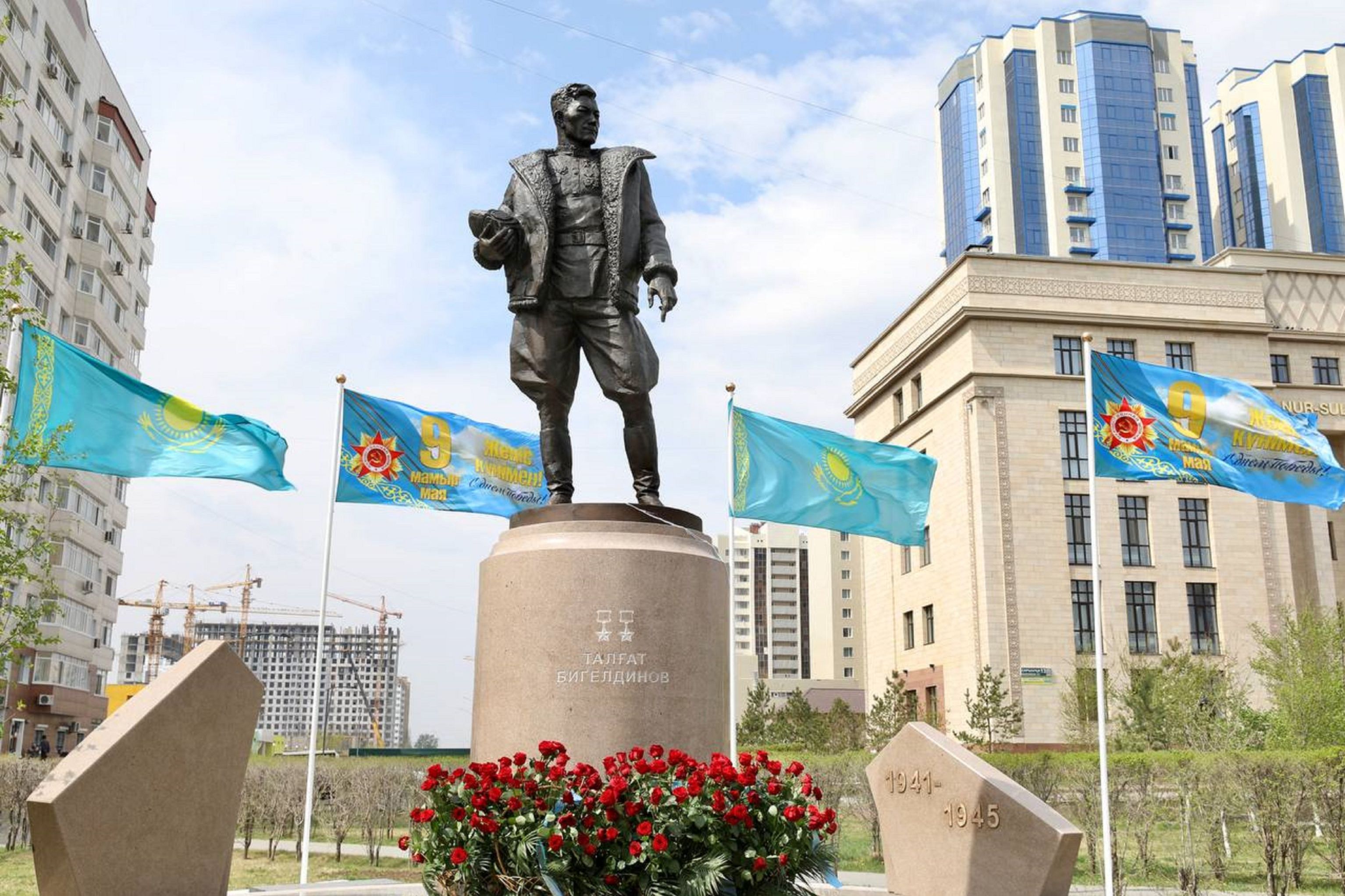 Памятник Талгату Бигельдинову открыли в Нур-Султане