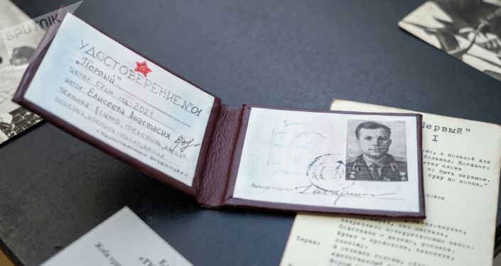 Каждая кукла Елисеевой имеет паспорт, там есть оригинальные фотографии с открыток