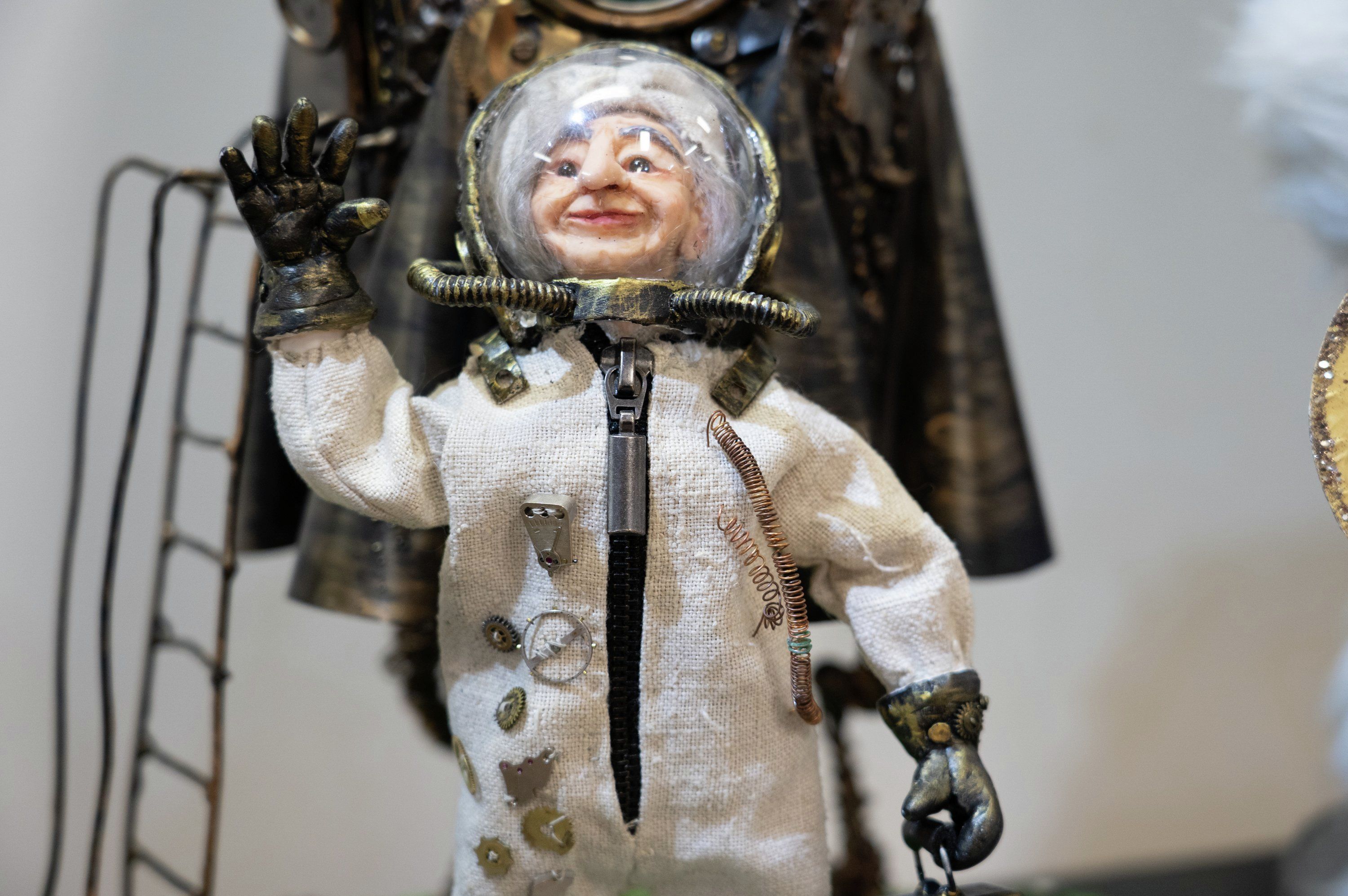 Еще одна кукла Анастасии сейчас проходит подготовку в Роскосмосе для того, чтобы отправиться на МКС и стать талисманом для всех прибывающих туда космонавтов