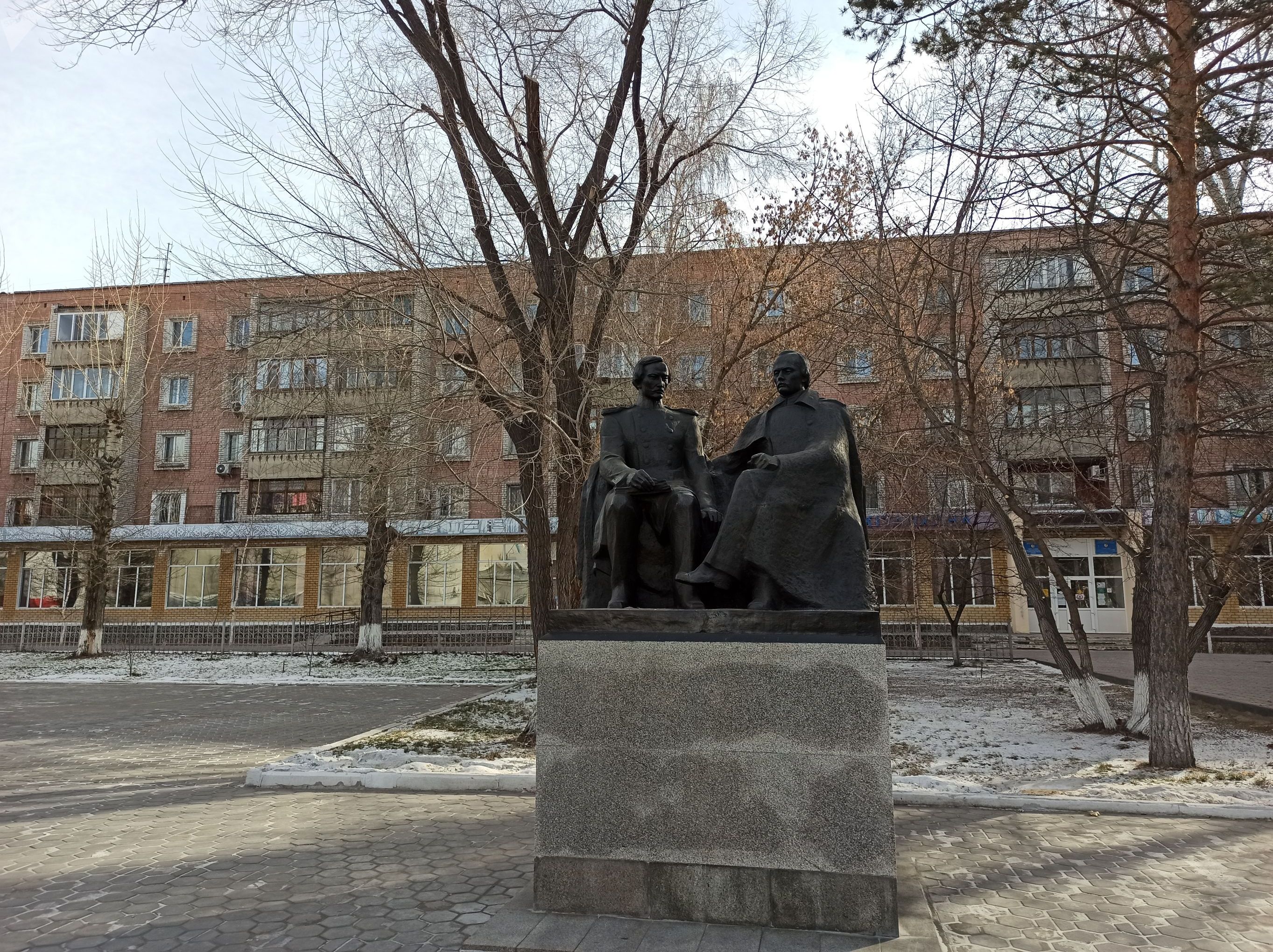 Памятник Чокану Валиханову и Федору Достоевскому в Семее 
