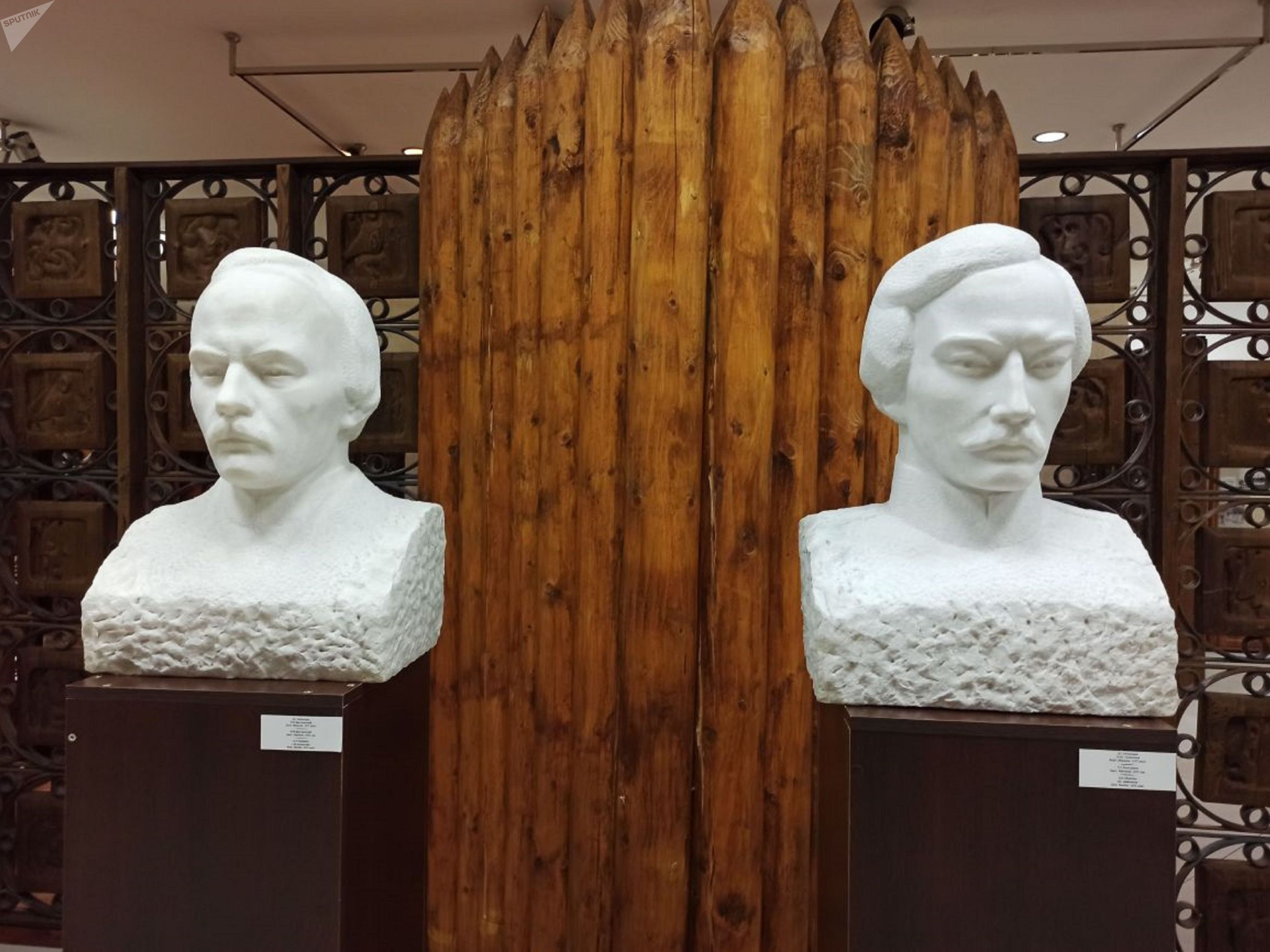 Бюсты Достоевского и Валиханова в музее города Семея