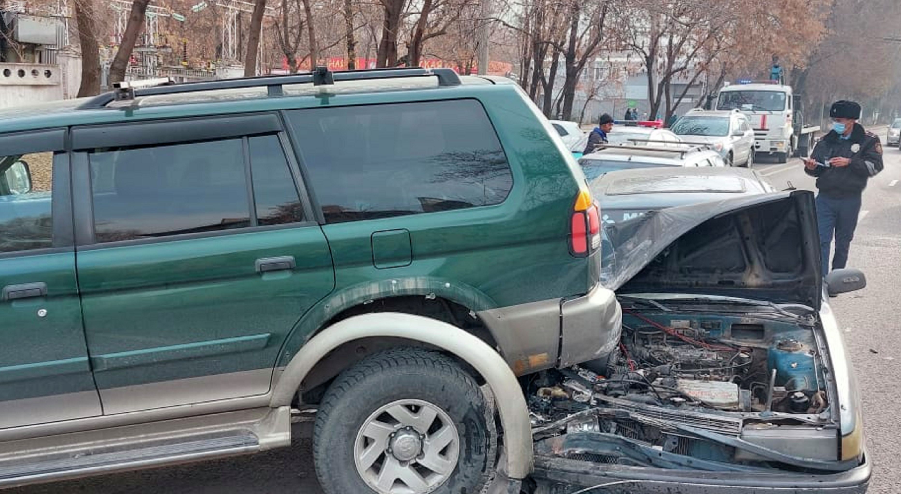 Один из автомобилей поднял капотом багажник другого в массовом ДТП по улице Байтурсынова 