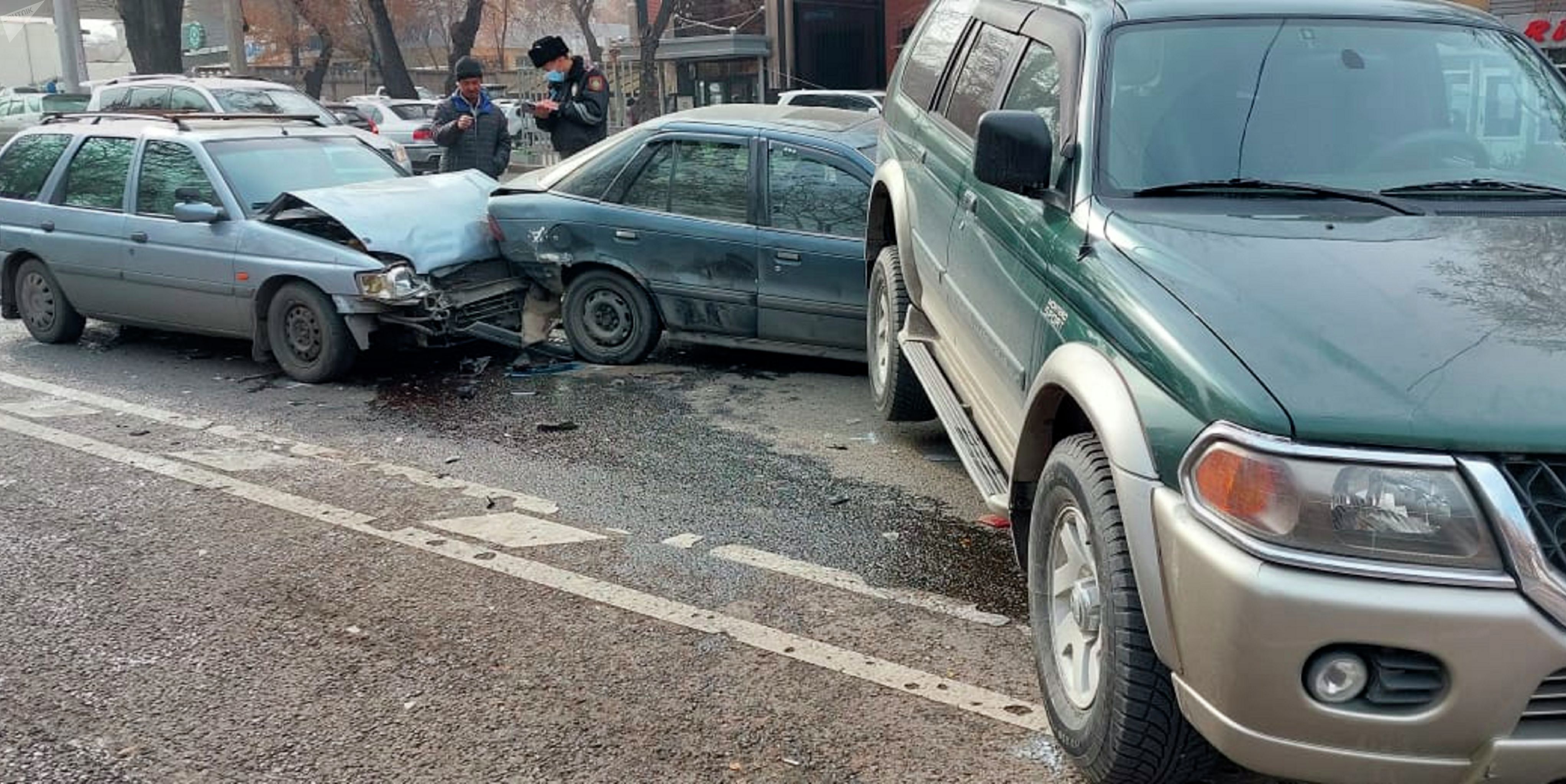 Автомобильную пробку ДТП на улице Байтурсынова буквально превратило в гармошку 