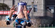 Человекоподобный робот направляет посетителей испытательного центра COVID-19 в Даляне - видео
