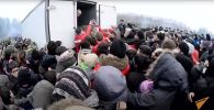 Мигранты устроили давку во время раздачи еды на границе Беларуси и Польши - видео