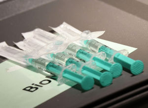 Шприцы, наполненные вакциной Pfizer