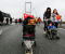 Домашний любимец в детской коляске на марафоне через Босфор в Стамбуле