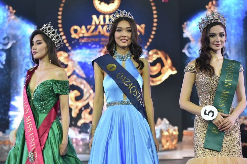 Мисс Казахстан - Назерке Карманова (в центре), Мисс Вселенная Айдана Ахантаева (слева) и Мисс Земля Екатерина Глубоковская (справа)