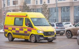 Автомобиль скорой помощи на дороге 