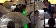 Китайский ресторан очаровывает посетителей ежедневным снежным шоу - видео