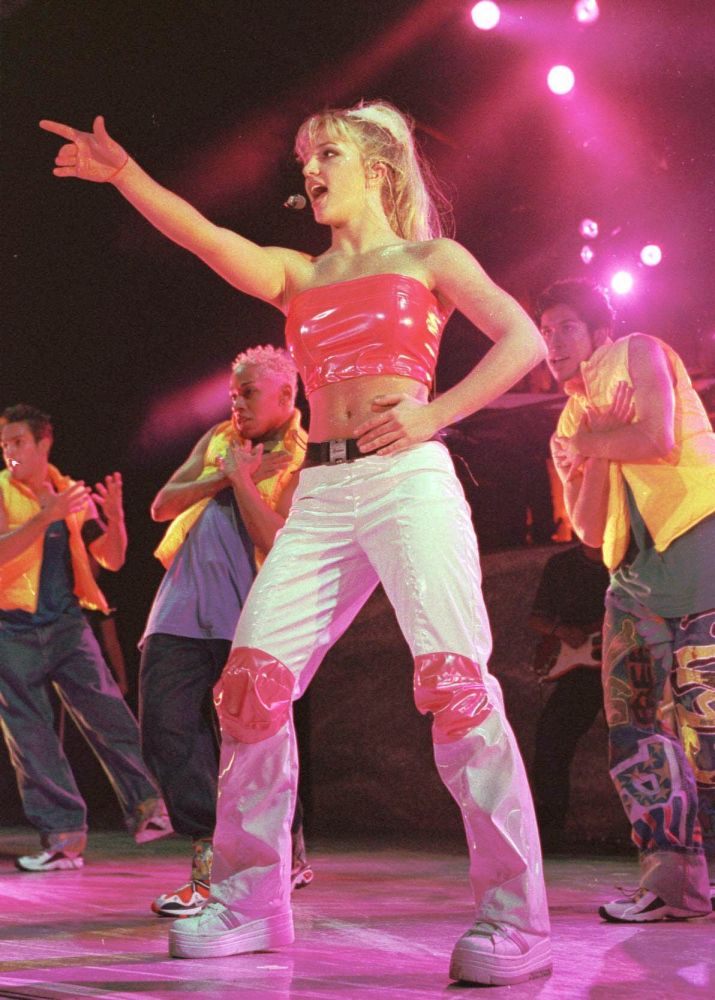 Бритни Спирс начинает свой тур Baby One More Time в Амфитеатре Помпано-Бич в понедельник, 28 июня 1999 г., в Помпано-Бич, штат Флорида