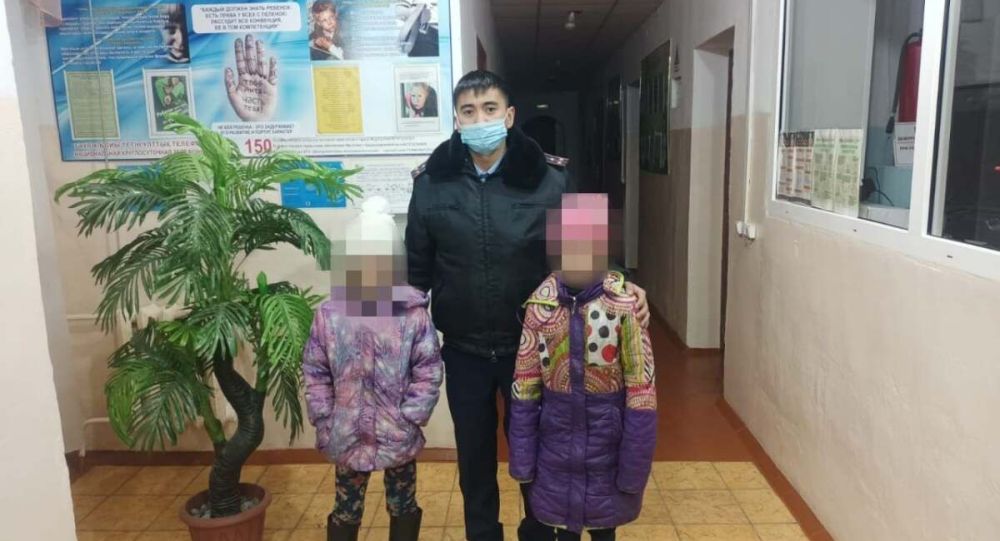 В Восточном Казахстане мать оставила маленьких детей в холодном доме