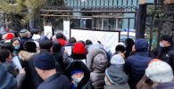 Люди разбили палаточный лагерь у здания Агентства по регулированию и развитию финрынка в Алматы