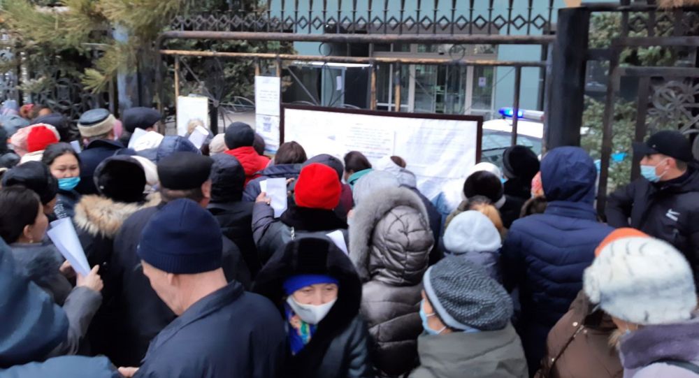 Люди разбили палаточный лагерь у здания Агентства по регулированию и развитию финрынка в Алматы