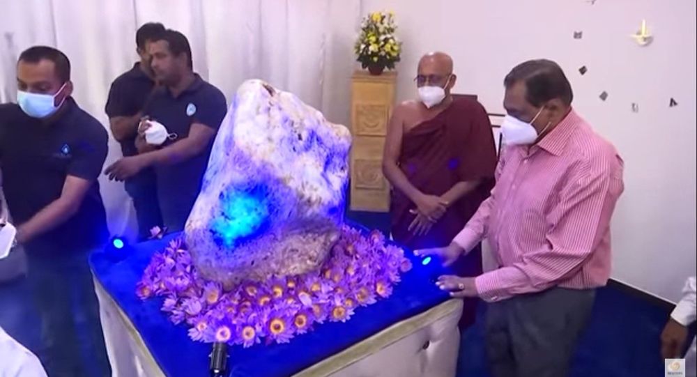 Гигантский сапфир весом 310 кг нашли в Шри-Ланке