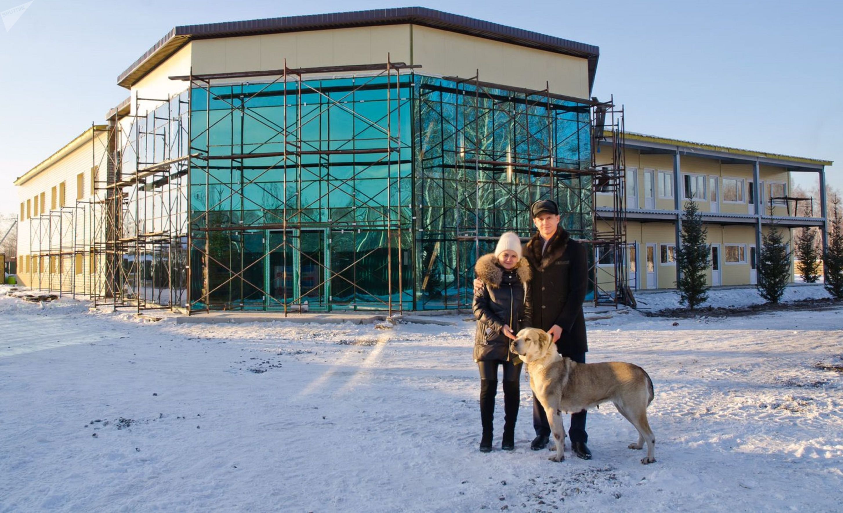 Екатерина Королева и Андрей Исаков на фоне строящегося приюта для животных