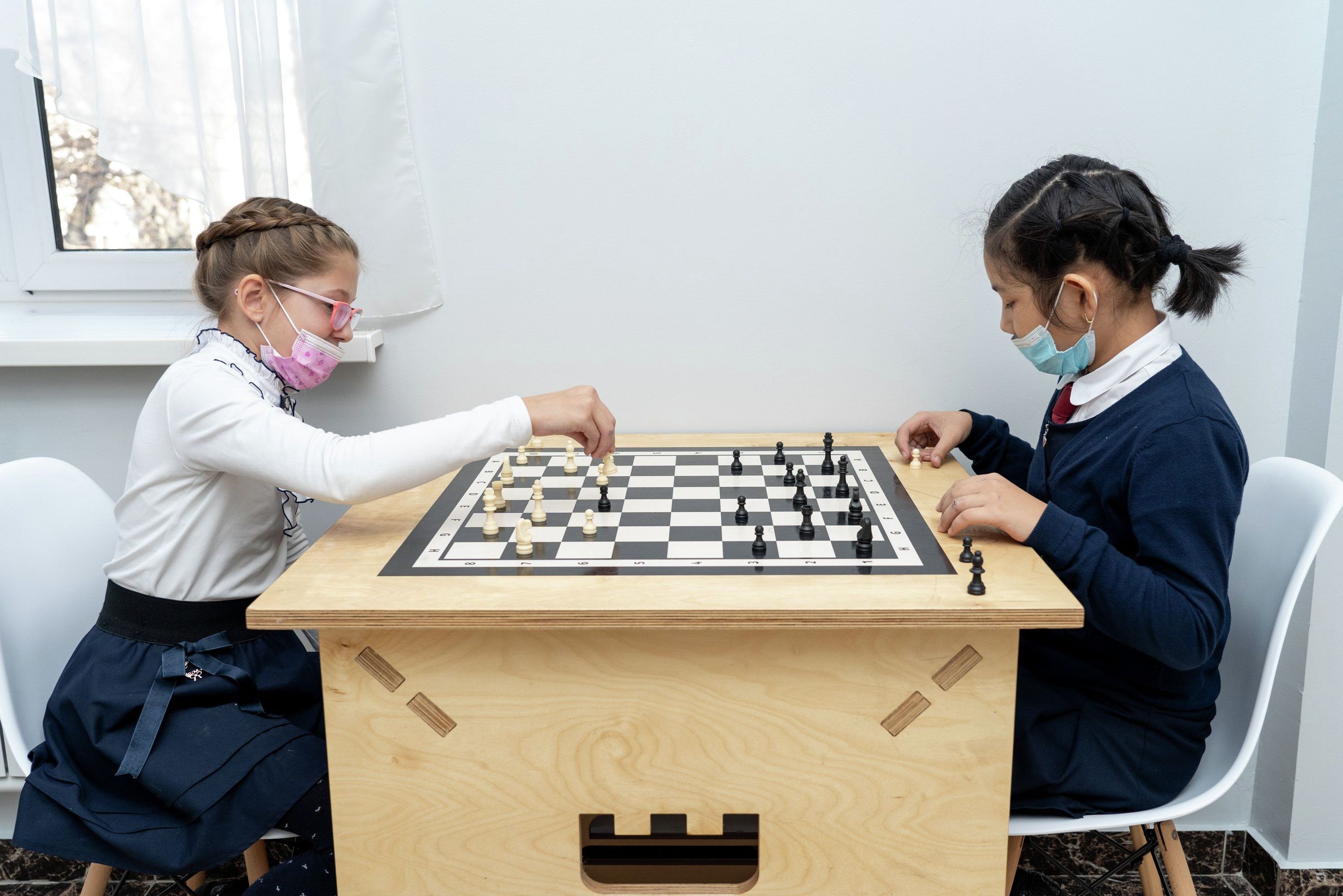 Во внеурочное время дети могут поиграть в шахматы в коридорах школы