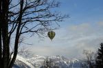Воздушный шар в горах зимой