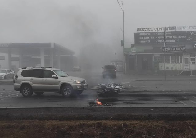 Разбитые полицейские машины и костры посреди улицы: ситуация в Алматы