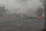 Разбитые полицейские машины и костры посреди улицы: ситуация в Алматы