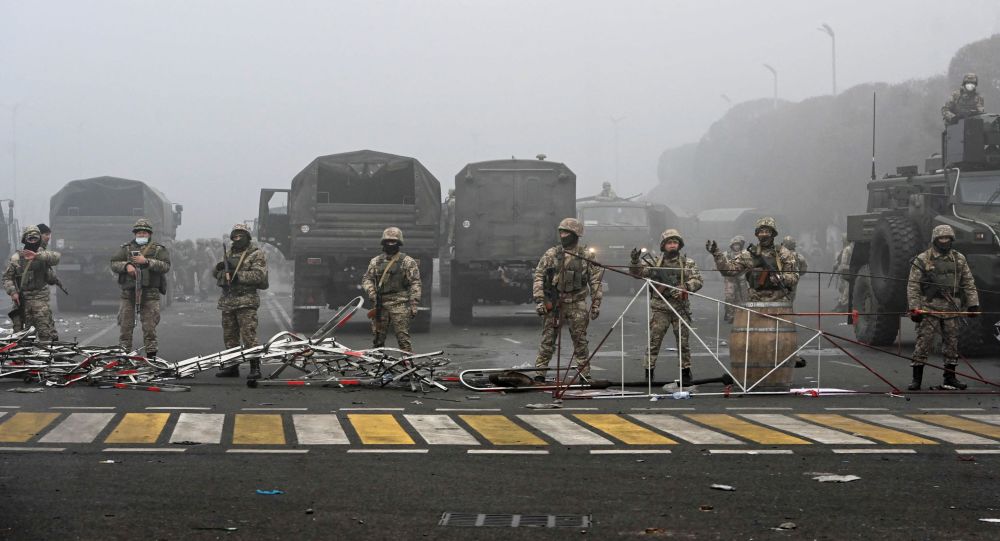 Военные на площади Республики в Алматы