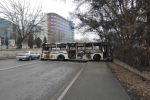 Сожженный автобус перегораживает улицу в Алматы 