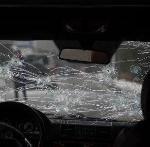 Вид на разбитое стекло и пулевые отверстия в лобовом стекле полицейской машины на улице в Алматы, Казахстан, четверг, 6 января 2022 