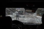 Вид на разбитое стекло и пулевые отверстия в лобовом стекле полицейской машины на улице в Алматы, Казахстан, четверг, 6 января 2022 