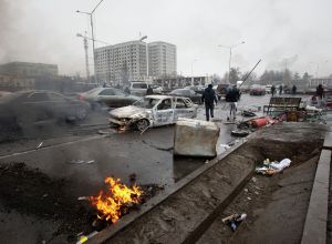 Автомобиль, сгоревший после столкновений, на улице в Алматы, Казахстан, в пятницу, 7 января 2022 г. 