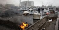 Автомобиль, сгоревший после столкновений, на улице в Алматы, Казахстан, в пятницу, 7 января 2022 г. 