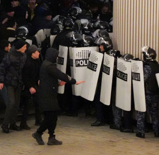 Протестующие и полиция в центре Алматы, Казахстан, в среду, 5 января 2022 г.