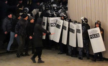 Протестующие и полиция в центре Алматы, Казахстан, в среду, 5 января 2022 г.
