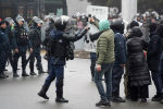 Демонстрант возвращает щит сотруднику ОМОНа во время акции протеста в Алматы, Казахстан, в среду, 5 января 2022 г. 