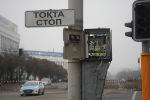 Поврежденный погромщиками управляющий щит светофоров на улице в Алматы