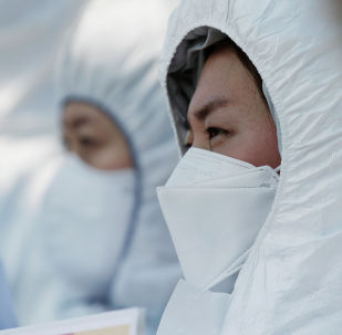 Люди в защитных костюмах 