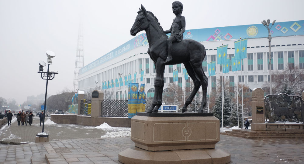 Памятник на площади в Алматы. Дети-всадники символизируют молодежь и будущее Казахстана