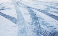 Следы автомобильных шин на льду
