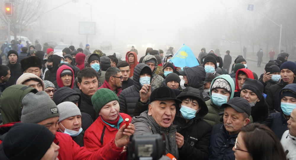 Протестующие на улицах Алматы 